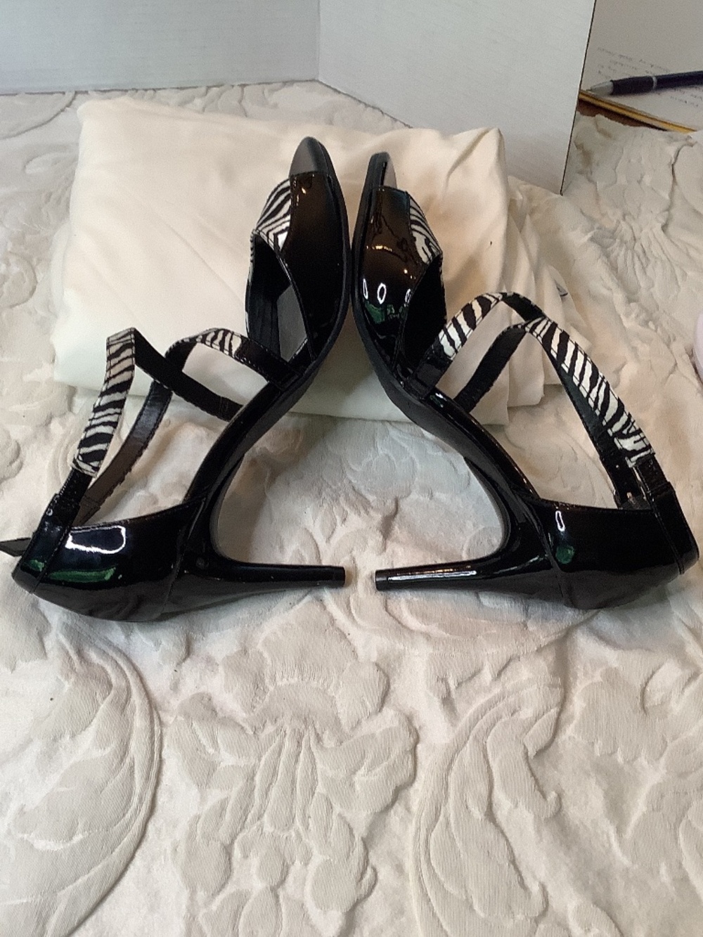 EUC Dana Buchman black & Zebra crisscross heels sz.8 - Picture 5 of 12